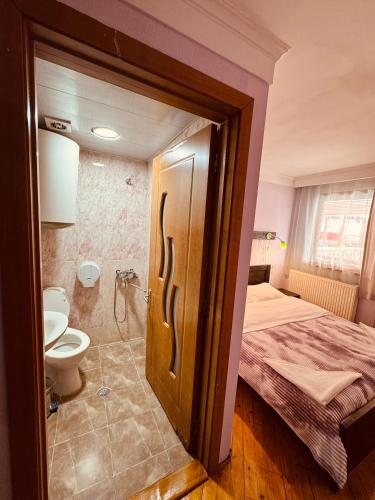 Bilik mandi di Daeli Hotel