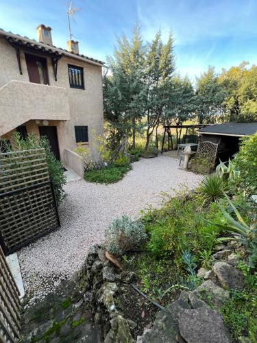Appartement avec jardin et cuisine d'été