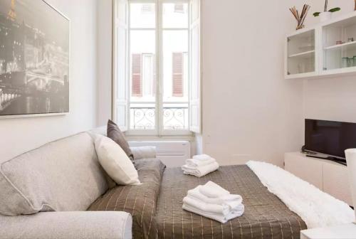 a living room with a couch and a tv at The Artists' Suite in Rome