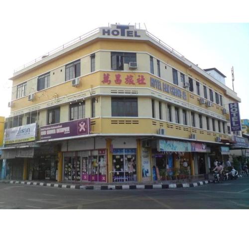 a yellow building with a hotel on a street at Hotel O Ban Cheong in Kangar