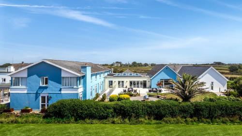 a row of houses with a green yard at Maison des Landes - Accessible Hotel in St. Ouen's