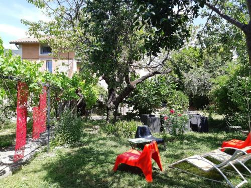 Beautiful apartment in Provençal residence with garden and WiFi