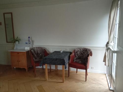 a room with two chairs and a table and a mirror at Stege Nor in Stege