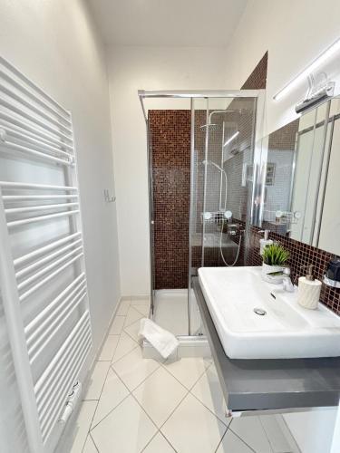 2 Bedroom Apartments, near Belvedere, Equipped Kitchen, no Elevator 4th Floor