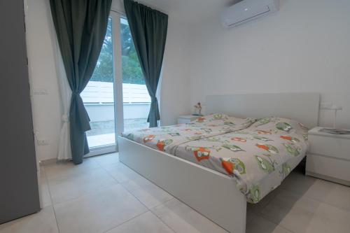 a bedroom with a bed and a window at Margidore Beach in Lacona