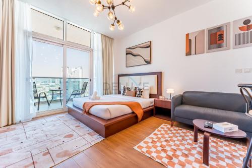Skyline Studio Overlooking the Community, Only a Few Steps from the Park, Al Jawhara Tower, Jumeirah Village Triangle by Deluxe Holiday Homes