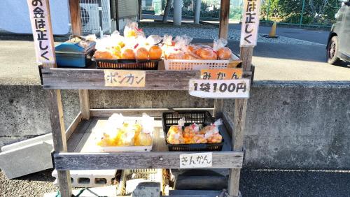 a display of fruit for sale at a market at 102個室元芸者の隠れ宿湯河原 in Yugawara
