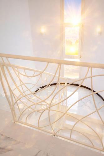ein Metallbett in einem Zimmer mit Fenster in der Unterkunft BLOOM Tropea in Tropea