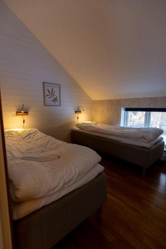 two beds in a hotel room with two bedsvisor at Annexet Hjälmareds mill in Alingsås