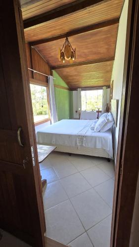 a bedroom with a large bed in a room at Chalé Vista Pedra Azul in Domingos Martins