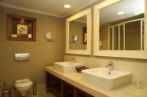 a bathroom with two sinks and a toilet at Meder Resort Hotel - Ultra All Inclusive in Kemer
