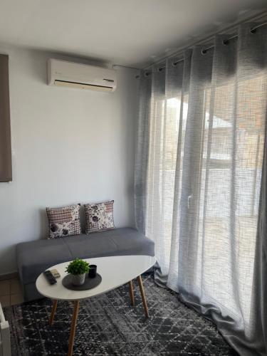 a room with a couch and a table and a window at ArMA URBAN LIVING in Bendevís