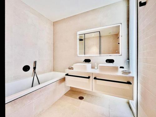 a bathroom with a sink and a tub and a mirror at AUX VILLAS DE MICK in Callao Salvaje
