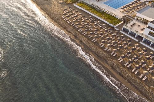 Luftaufnahme eines Strandes mit einer Gruppe von Hotels in der Unterkunft Civitel Creta Beach in Ammoudara