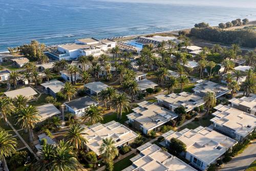 Luftaufnahme eines Ferienresorts am Wasser in der Unterkunft Civitel Creta Beach in Ammoudara
