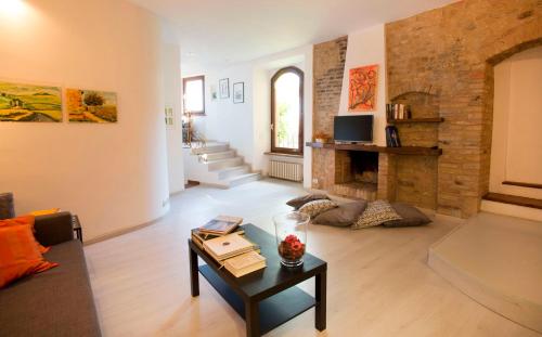 サン・ジミニャーノにあるSan Gimignano Apartmentのリビングルーム(ソファ、暖炉付)