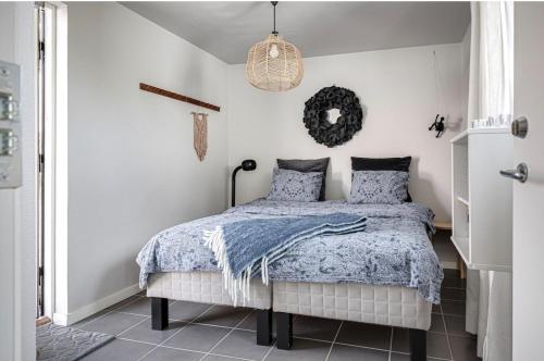 a bedroom with a bed and a wreath on the wall at Stendala Gård in Gärsnäs