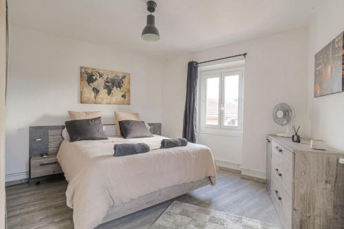 a white bedroom with a bed and a window at Appart lumineux, WIFI haut débit, proche gare 7 min, Lyon 15 min in Couzon-au-Mont-dʼOr