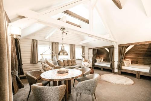 a living room with a couch and a table and chairs at Hotel the Farmhouse No 50 - kostenfreies Parken! - Cafe & Eventrooms in Osnabrück
