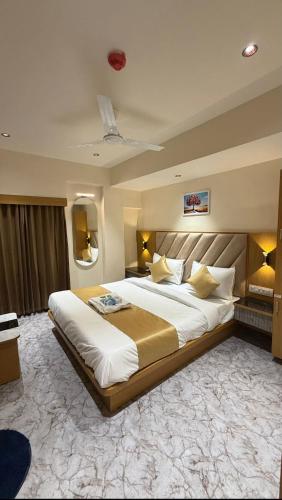 a large bedroom with a large bed in a room at Hotel Belleview VASTRAPUR in Jāmb