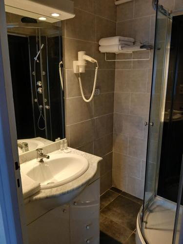 a bathroom with a sink and a shower at Chez Les Papa's in Aspres-sur-Buëch