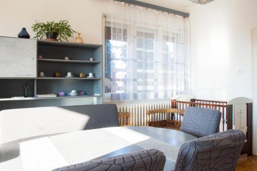a living room with a table and chairs at BB Apartman Hajdúnánás in Hajdúnánás