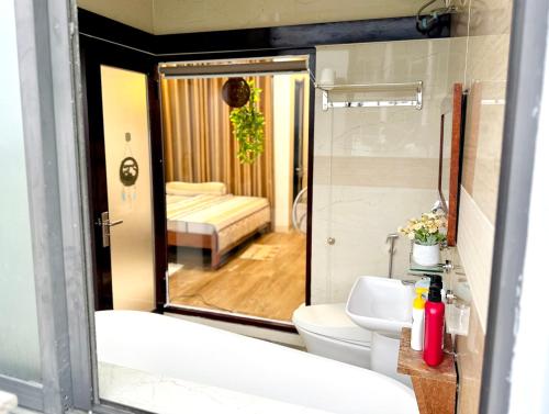 a bathroom with a tub and a toilet and a sink at Gold Lucky Homestay in Thôn Trường Giang