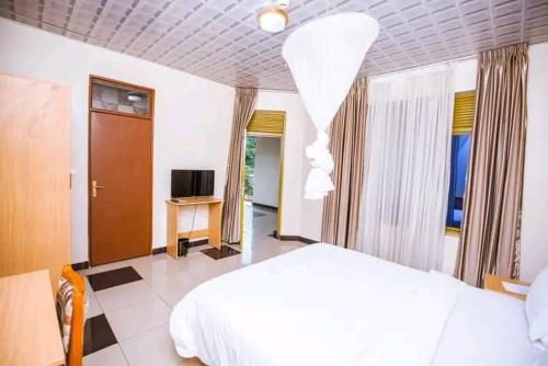 Televisyen dan/atau pusat hiburan di Pele Hotel