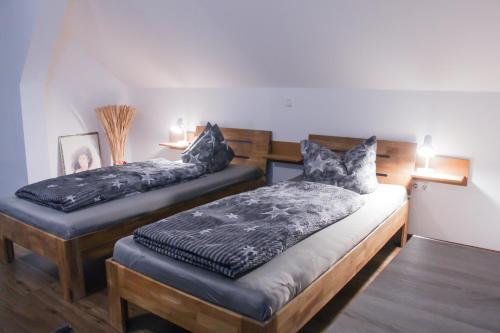 ein Schlafzimmer mit zwei Einzelbetten in einem Zimmer in der Unterkunft Vila Belaggio in Plattling