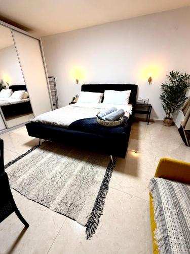 a bedroom with a bed with a black bed frame at אמדר בעתיקה in Beer Sheva