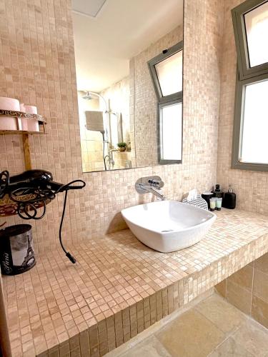 a large white tub in a bathroom with a mirror at אמדר בעתיקה in Beer Sheva