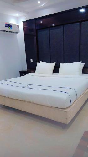 a large bed in a room with a large white bed sidx sidx at فندق جولدن نيو روز بلازا جازان in Jazan