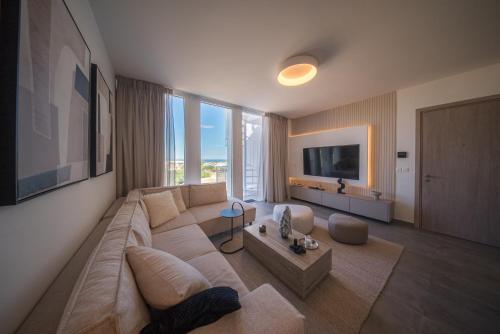 Blue Horizon Seaview Suite with Rooftop and Pool in Paralimni