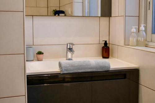 a kitchen sink with a towel and a faucet at Résidence A Stella in Piana