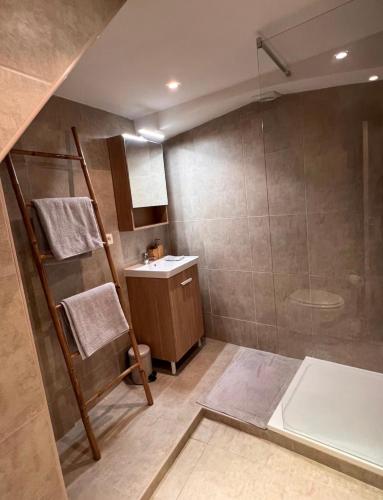JOY House tesisinde bir banyo