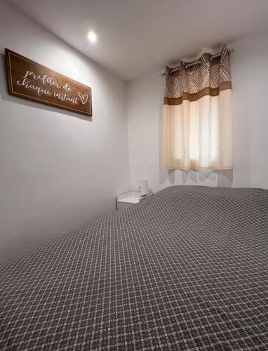 JOY House tesisinde bir odada yatak veya yataklar