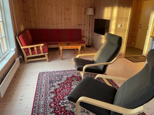 a living room with two chairs and a couch at Koselig Gjestehus Med Badstue in Beitostøl