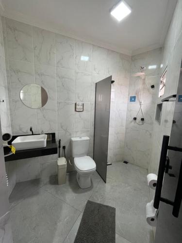 a bathroom with a toilet and a sink at Casa Lua in Brumadinho