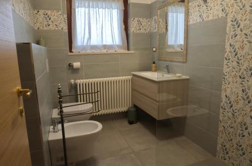 a bathroom with a sink and a toilet at Agriturismo Casa Donazzolo in Pedavena