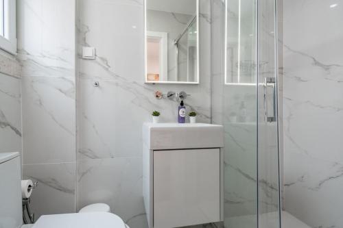 Stylish T2 Apartment in Lisbon by Lisbeyond