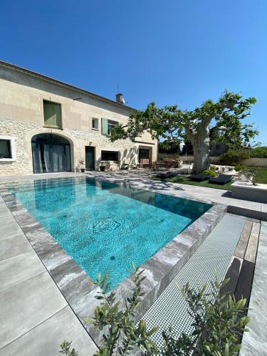 Mas provençal piscine miroir proche de Saint Rémy de Provence