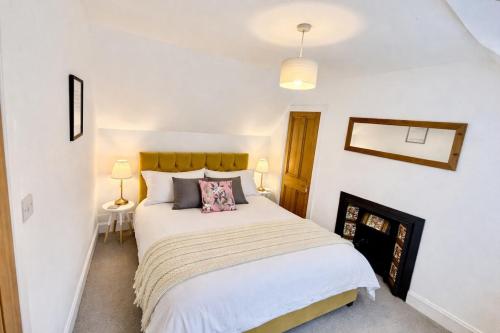 a bedroom with a large bed in a room at Secret City Cottage - Peaceful - Private Garden in Aberdeen