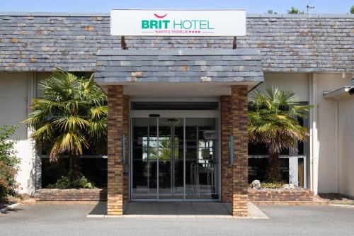 a entrance to a hotel with a sign that reads buff hotel at Brit Hotel Nantes Vigneux - L'Atlantel in Vigneux-de-Bretagne