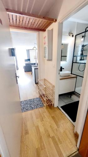 a view of a kitchen and a living room at Charmant Appartement Les temples du Soleil in Font-Romeu-Odeillo-Via