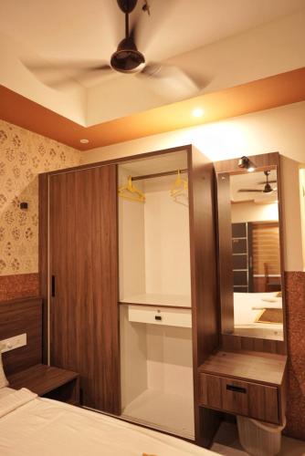 a bedroom with a mirror and a bed at Kovilakam Achutham in Guruvāyūr