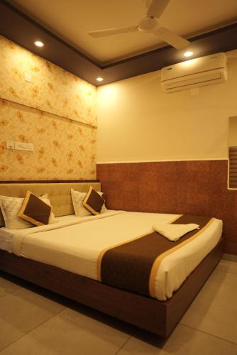 a bedroom with a large bed in a room at Kovilakam Achutham in Guruvāyūr