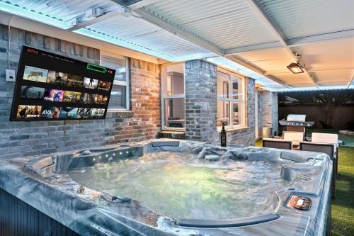a jacuzzi tub in the middle of a room at Elegant 5BR 2,5BA Holiday Home with Pool, Jacuzzi, BBQ, and Cinema Room in Farmers Branch