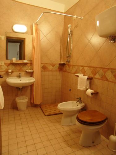 a bathroom with a toilet and a sink and a shower at Le Ginestre Arte Vacanze in Chianciano Terme