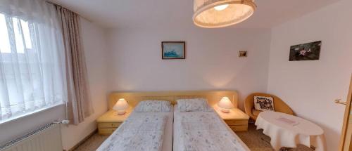 a bedroom with two beds and a window at Haus Rita in Thurmansbang