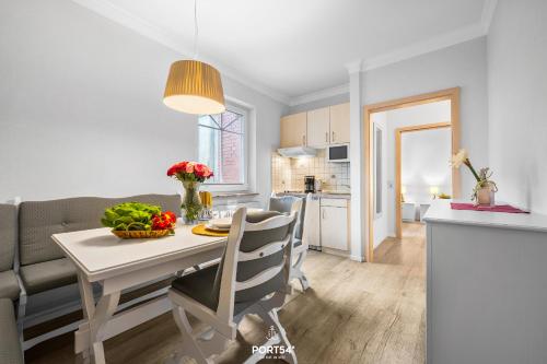 a kitchen and dining room with a table and chairs at Ferienwohnung Hummer Büsum in Büsum